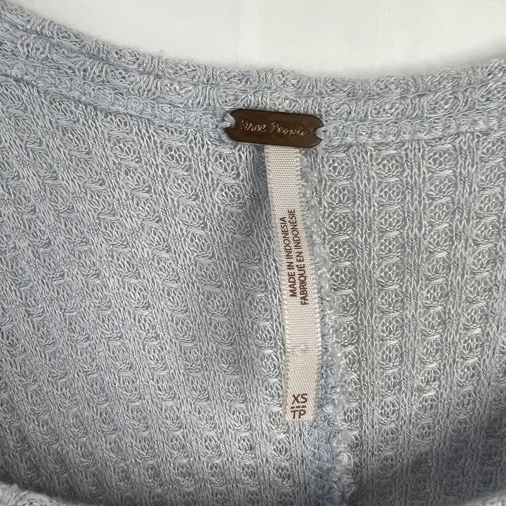 Free People Sz XS Ventura Thermal Top Waffle Knit‎ Long Sleeve Sky Blue High Low - Picture 4 of 12